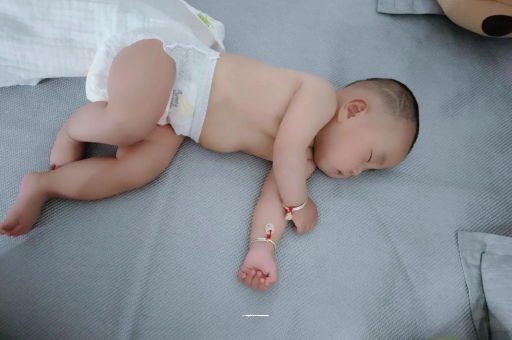 靖边三个月宝宝抬头不稳